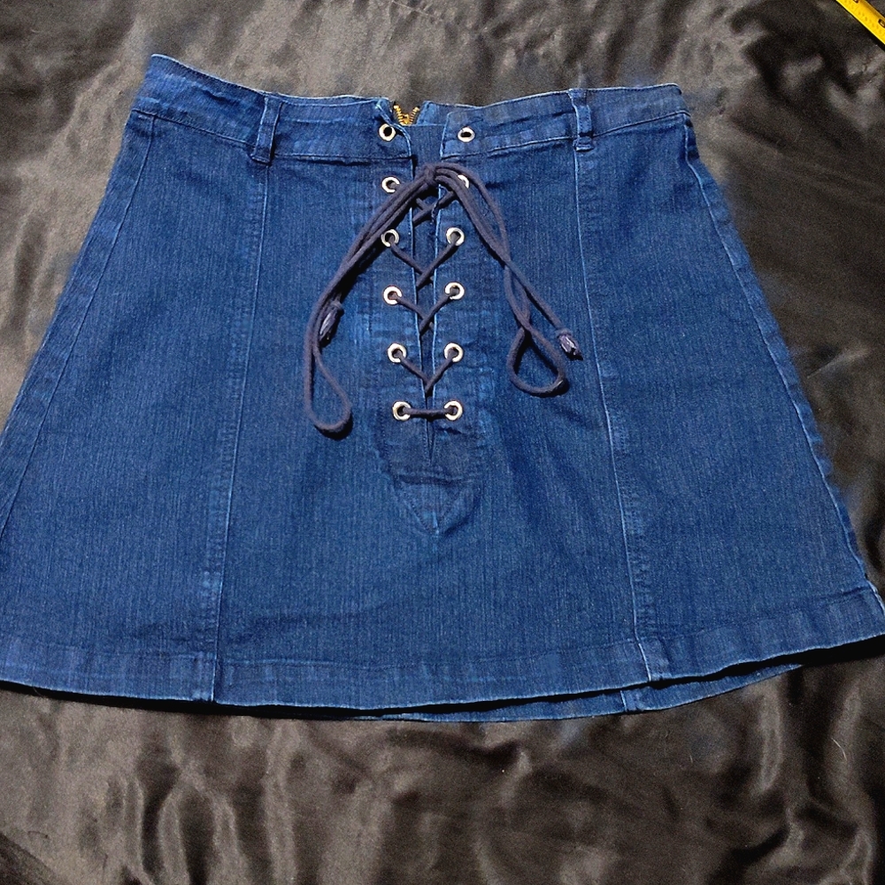 NWOT  B. Original Jean Skirt size Large   28 x 16  Laces up